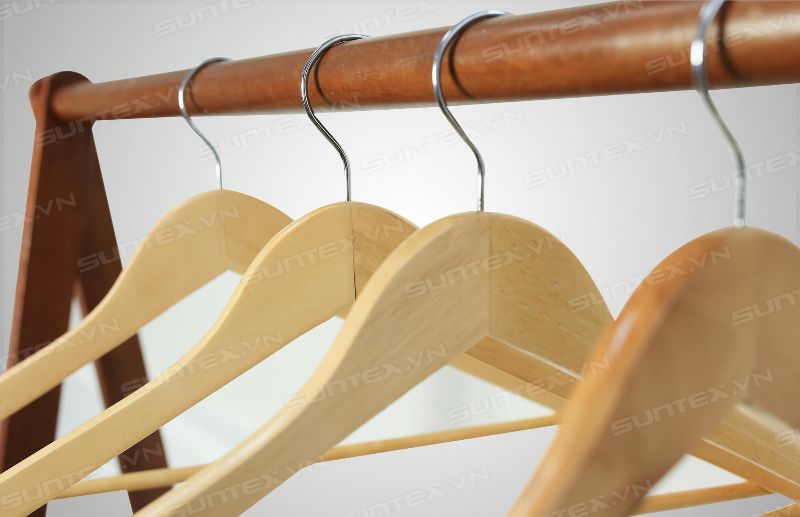 Bí kíp chọn móc quần áo bằng gỗ 'siêu chuẩn' cho khách sạn
