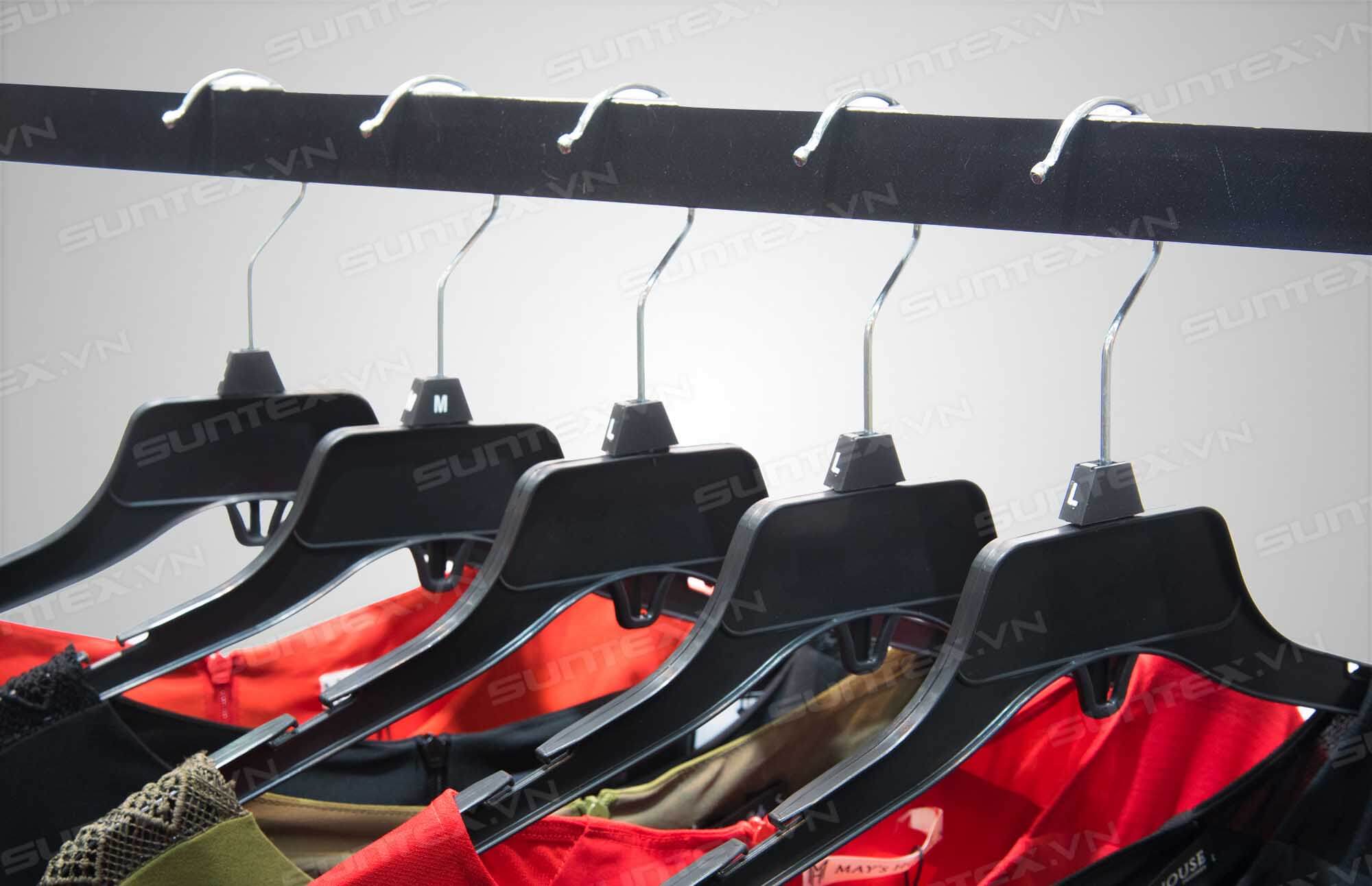 Khách sạn nên dùng móc treo quần áo bằng gỗ hay bằng nhựa?