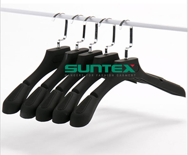 Các đặc điểm và tính năng của móc treo quần áo nhựa mà bạn cần biết