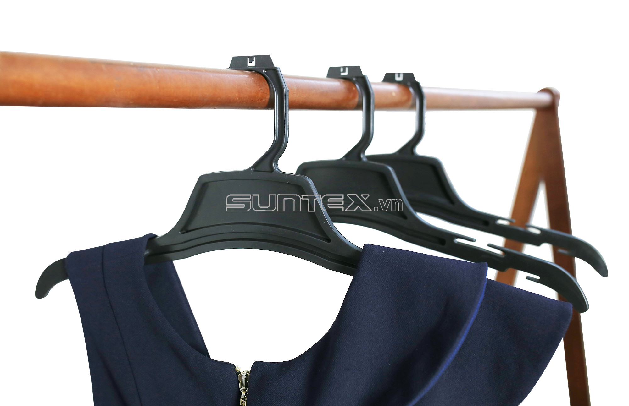 Shop thời trang nên chọn dùng móc nhựa là vì những lý do này