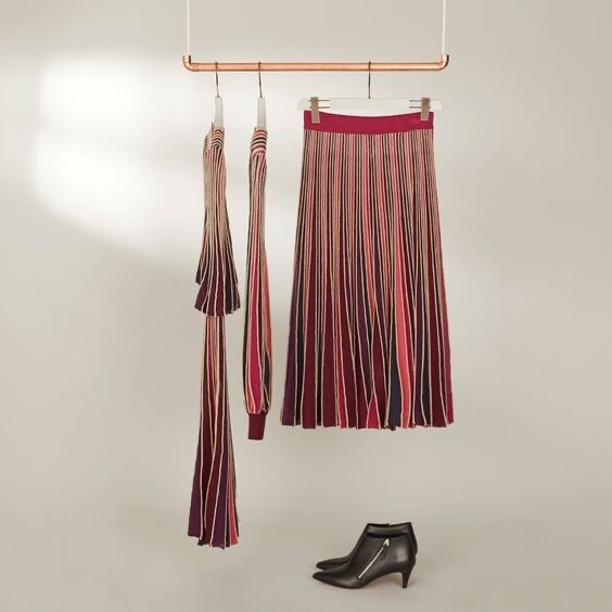 Vì sao cửa hàng thời trang nữ nên chọn móc treo chân váy?