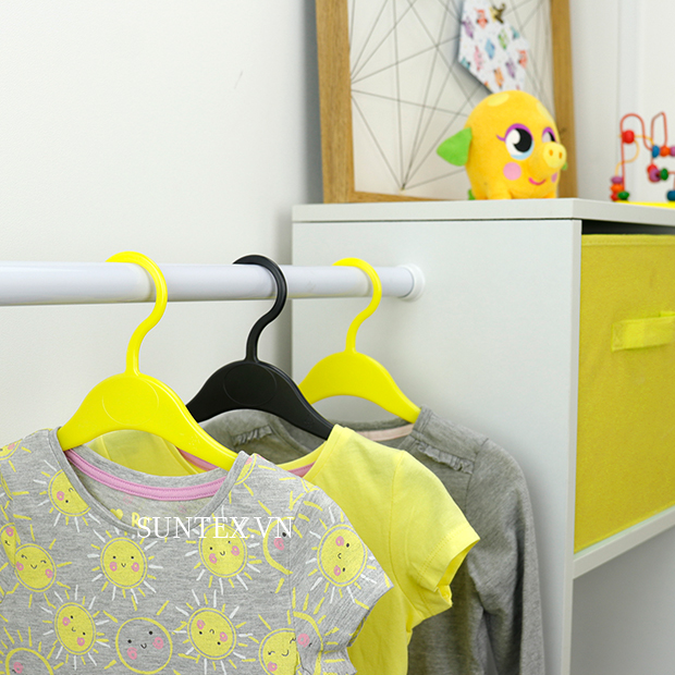 Tầm quan trọng của móc nhựa treo quần áo đối với shop thời trang trẻ em