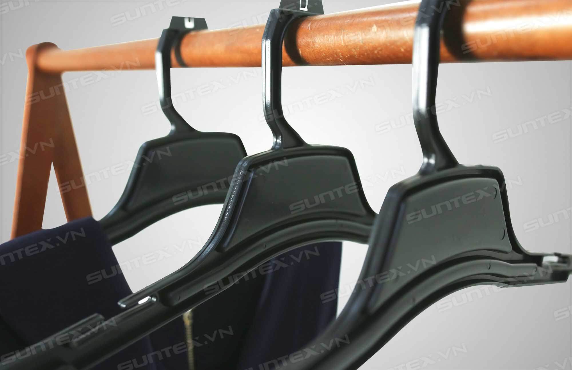 Tại sao nhiều công ty thời trang thích sử dụng móc áo nhựa?