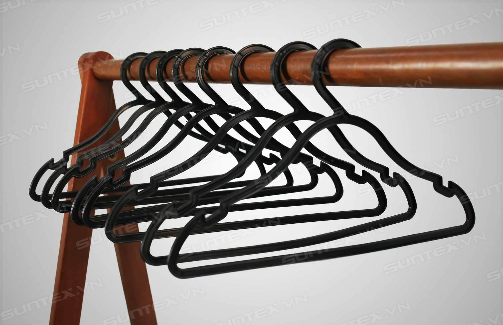 Móc treo nhựa quần áo dành cho shop quần áo