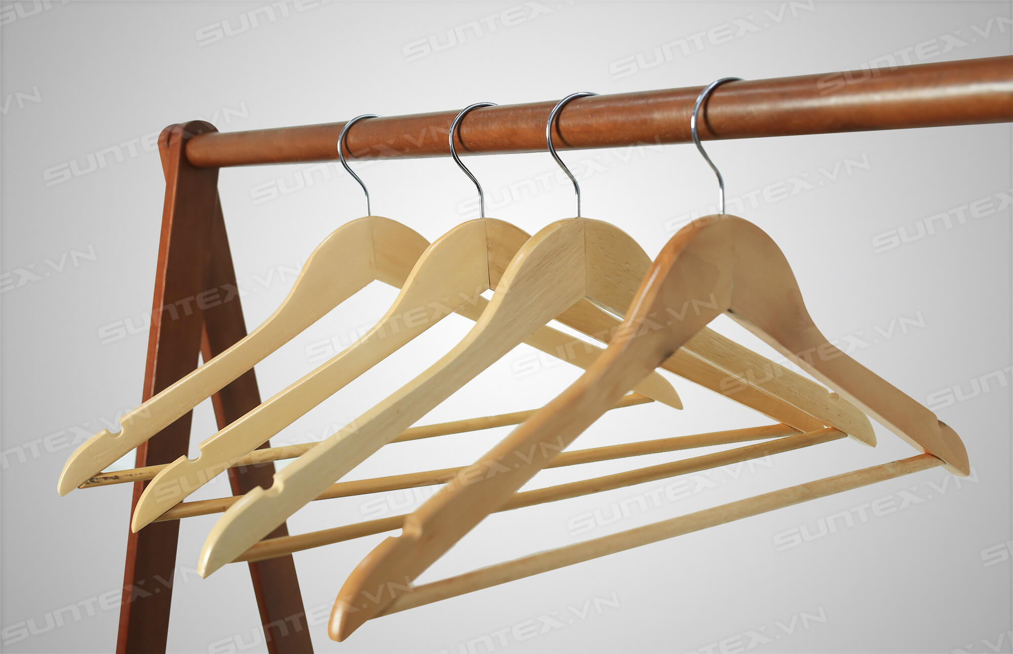 Lựa chọn loại móc quần áo shop thời trang nào tốt nhất?