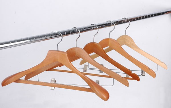 3 kiểu móc gỗ được ưa chuộng nhất tại các cửa hàng thời trang